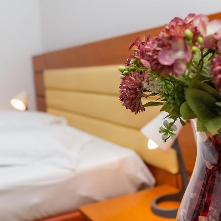 Hotel Sir Colentina Bukarest Eksteriør billede